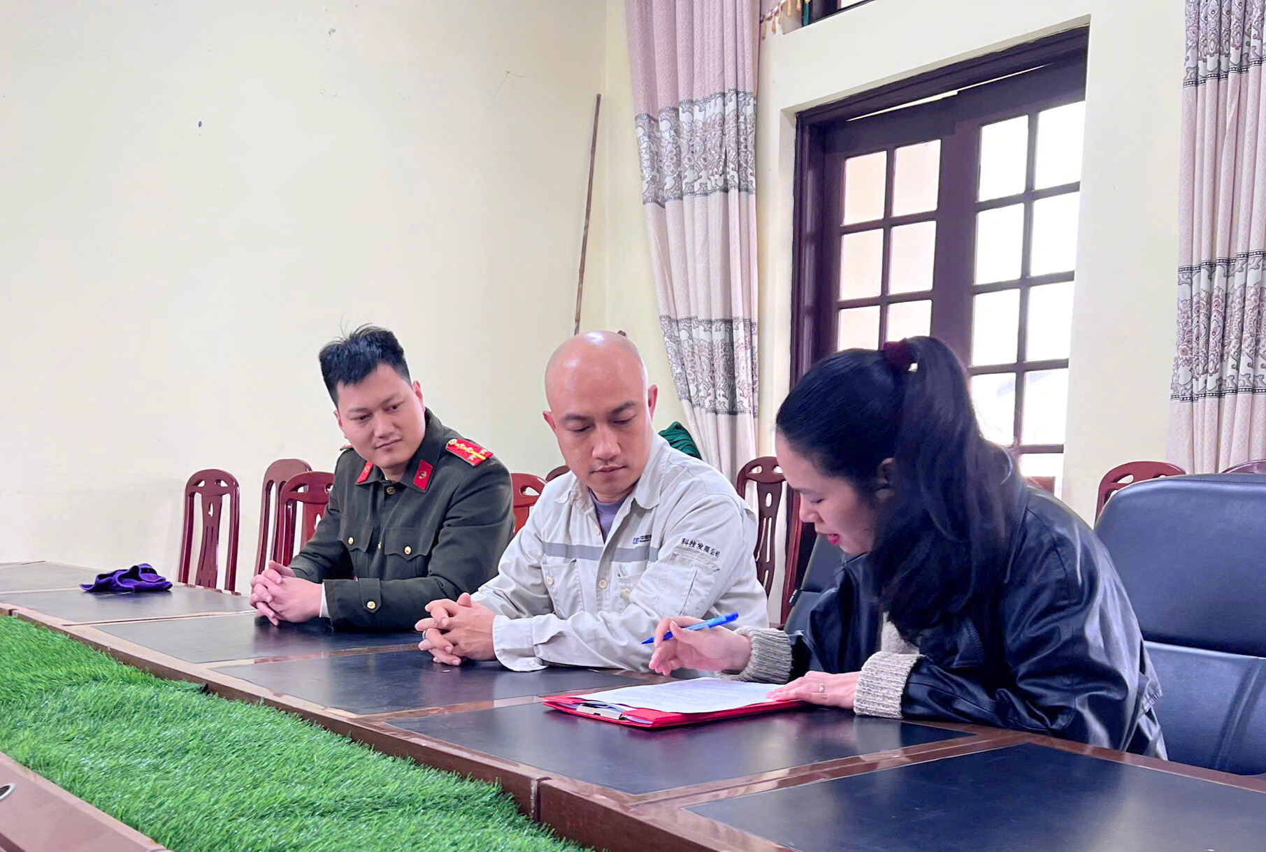 Công an xã Nam An Phụ tăng cường quản lý xuất nhập cảnh, cư trú người nước ngoài dịp Tết Nguyên đán Bính Ngọ 2026